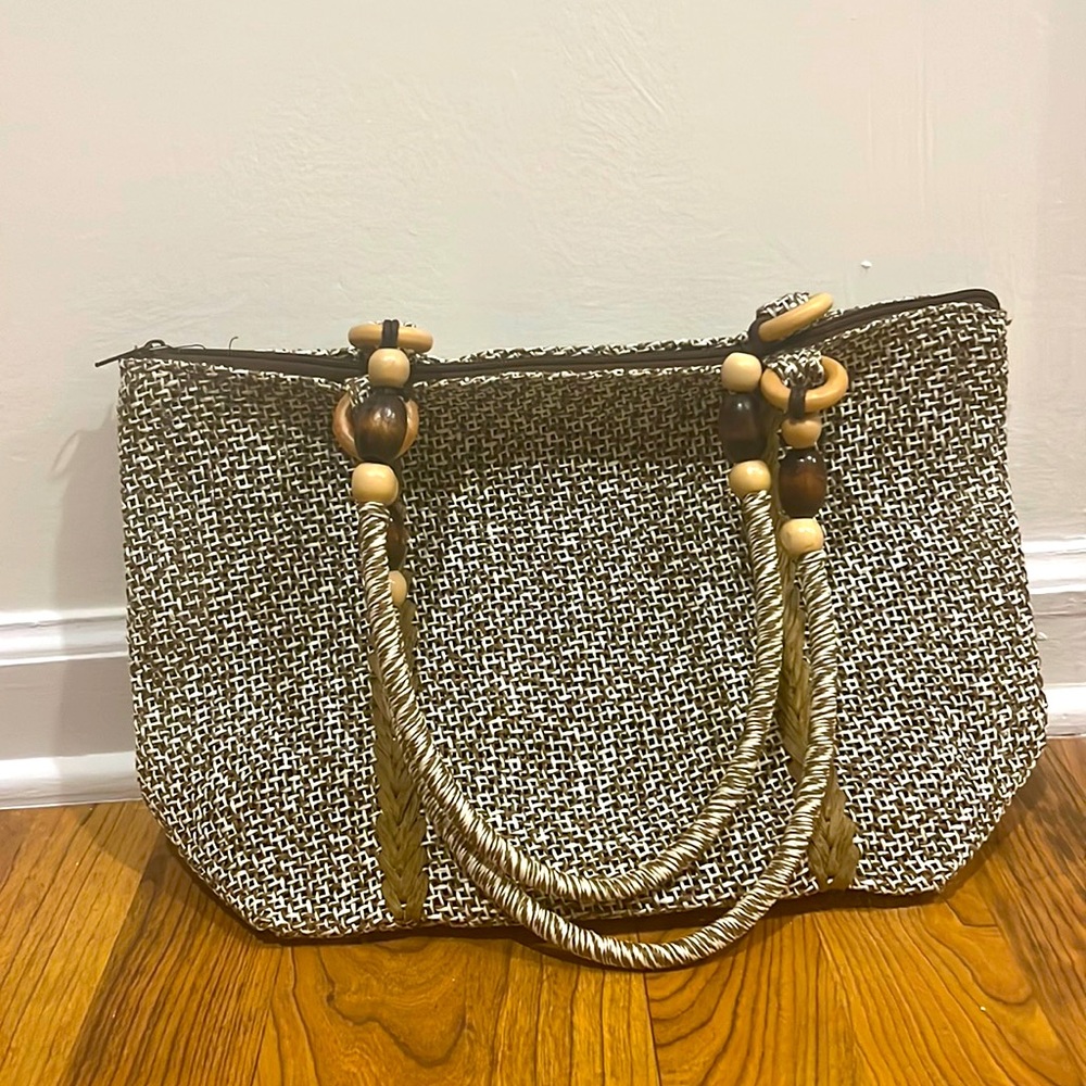 Small,cute purse. I used this purse onces and she’s ready  to go.